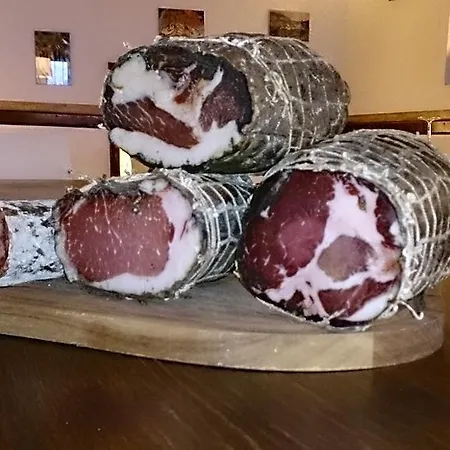 L'auberge Du Qui Peche Canari